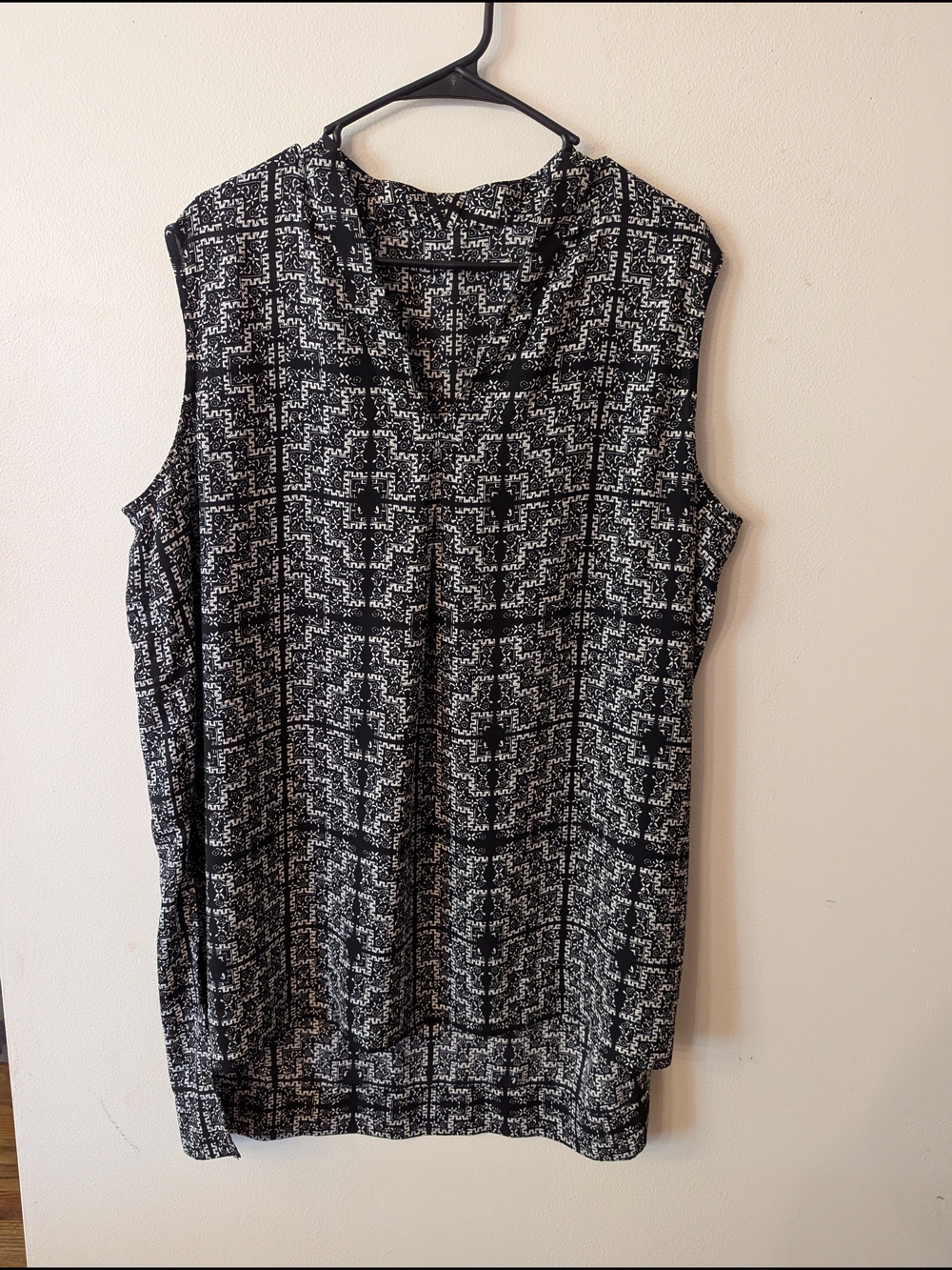 Sleeveless Black & White Patterned V-Neck Lightweight Women's Top XL- XXL